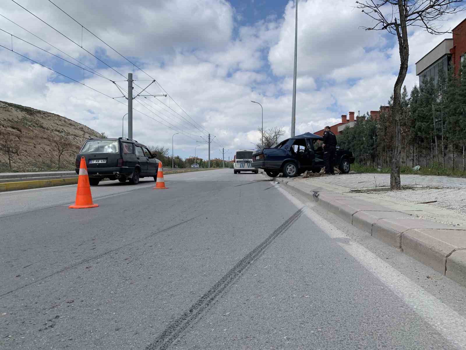 Eskişehir’de virajı alamayan otomobil ağaca ve direğe çarparak durabildi