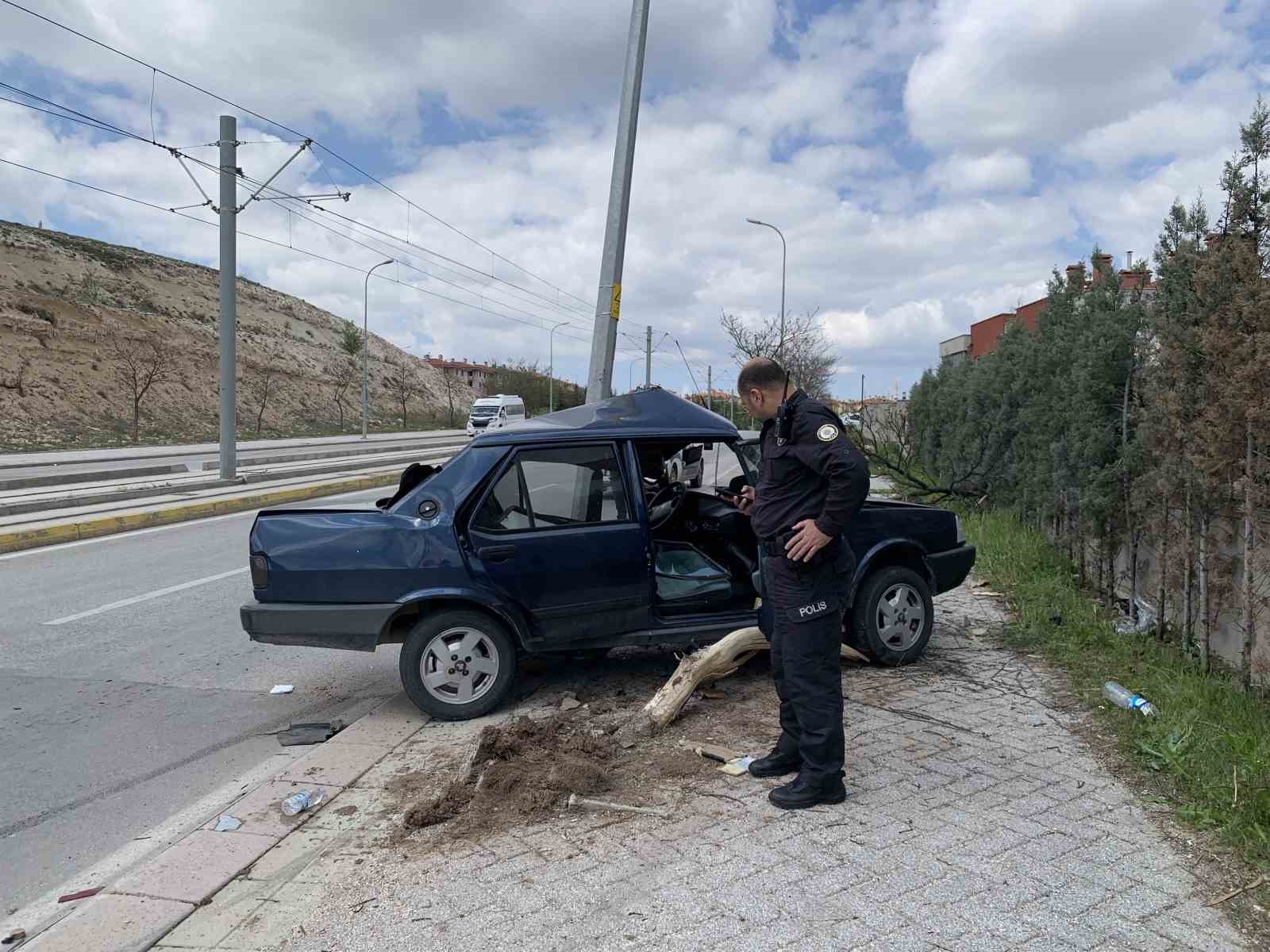 Eskişehir’de virajı alamayan otomobil ağaca ve direğe çarparak durabildi