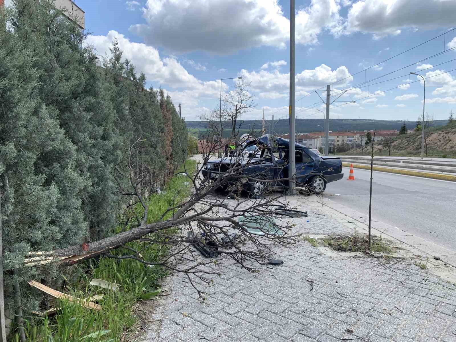 Eskişehir’de virajı alamayan otomobil ağaca ve direğe çarparak durabildi