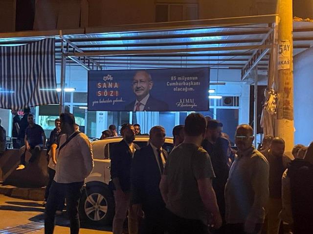 İzmir'deki taşlı sopalı olayın ardından AK Parti ve CHP'li başkanlar sarılarak poz verdi