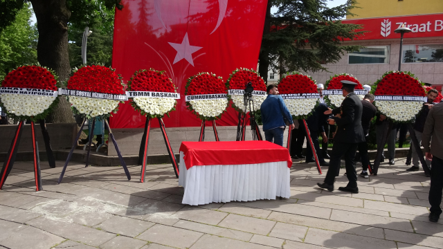 Şehit cenazesine gönderilen Kılıçdaroğlu ve Akşener çelenkleri tepkilere neden oldu! Biri kaldırıldı diğeri parçalandı