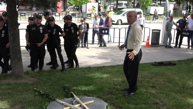 Şehit cenazesine gönderilen Kılıçdaroğlu ve Akşener çelenkleri tepkilere neden oldu! Biri kaldırıldı diğeri parçalandı