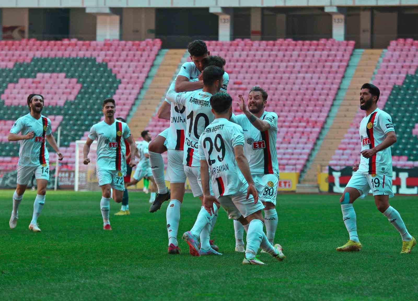 Eskişehirspor lideri devirerek ligde kalma umutlarını sürdürdü