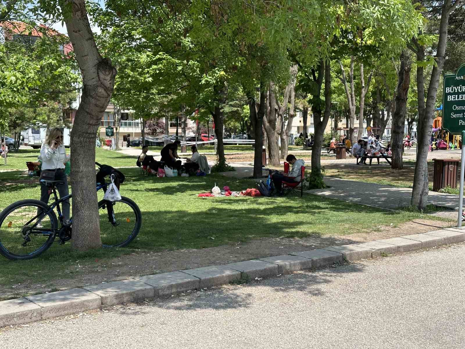 Güneşli havayı fırsat bilen vatandaşlar soluğu parklarda aldı