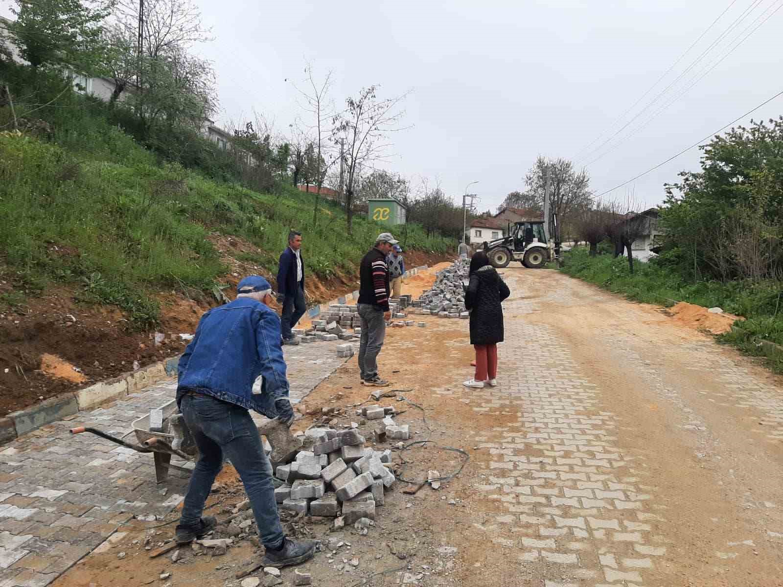 Devam eden yol tamir çalışmalarını yerinde inceledi