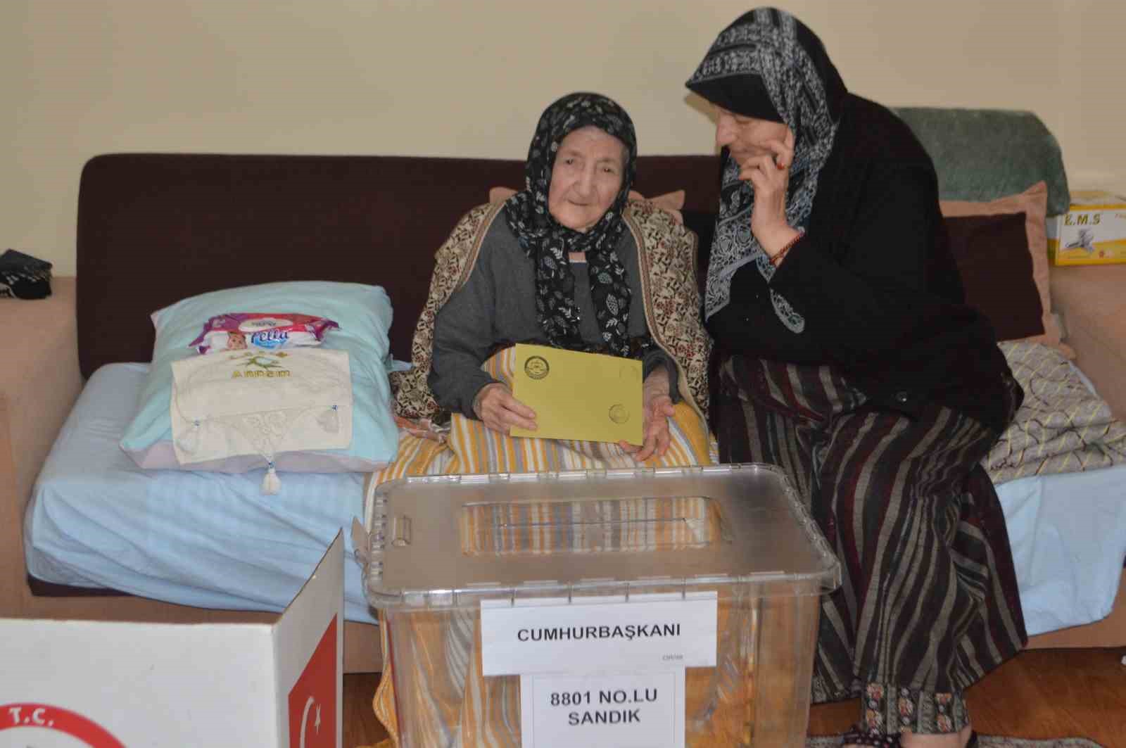Yaşlı ve yatalak hastalar ile engelli vatandaşlar oylarını seyyar sandıkta kullandı