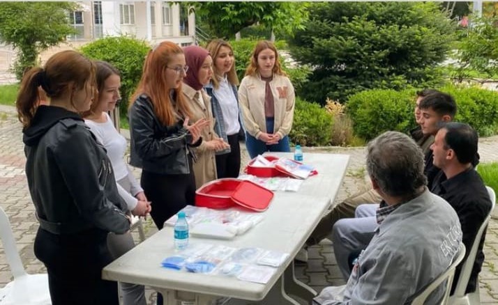 Gediz’de üniversite öğrencilerinden vatandaşa deprem çantası eğitimi