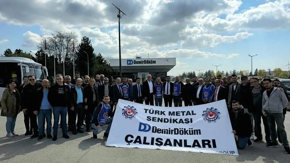 Başkan Bakkalcıoğlu, fabrika işçilerine simit ve poğaça dağıttı