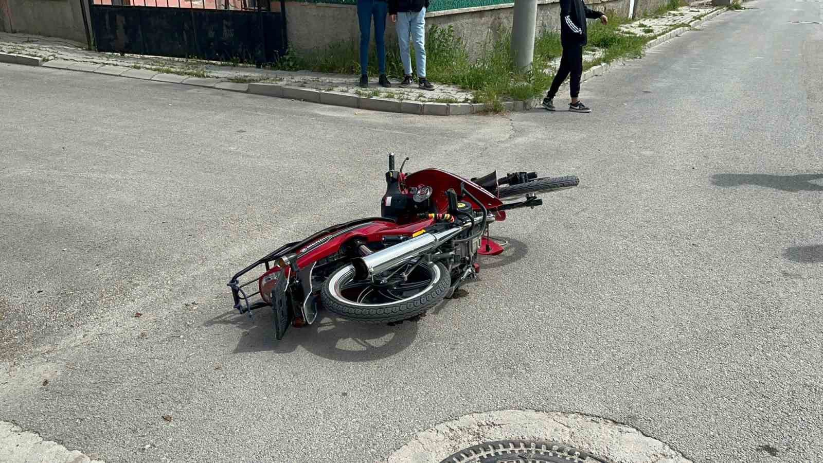 Otomobille çarpışan ehliyetsiz motosiklet sürücüsü yaralandı