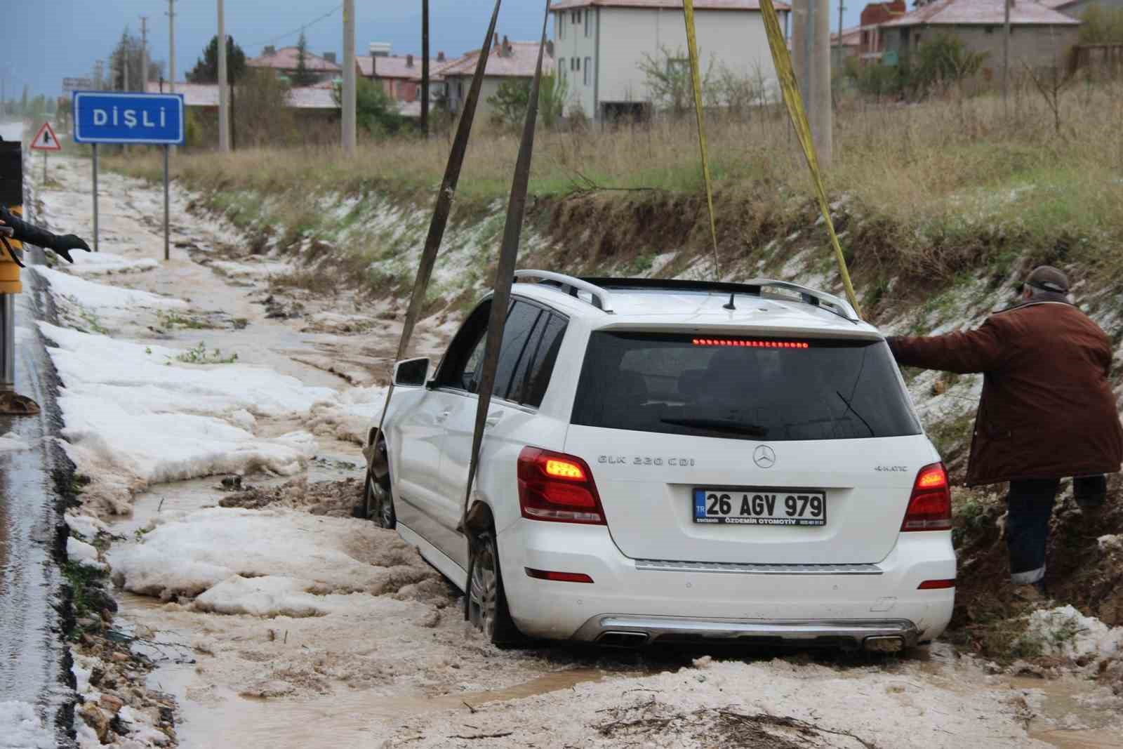 Dolu yağışından dolayı kayan otomobil su kanalına düştü