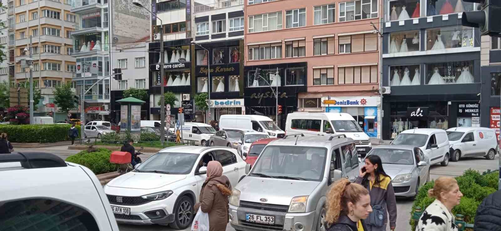 Metrelerce uzayan otobüs kuyruğu trafiğin sıkışmasına neden oldu