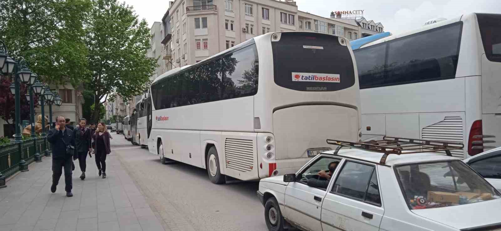 Metrelerce uzayan otobüs kuyruğu trafiğin sıkışmasına neden oldu