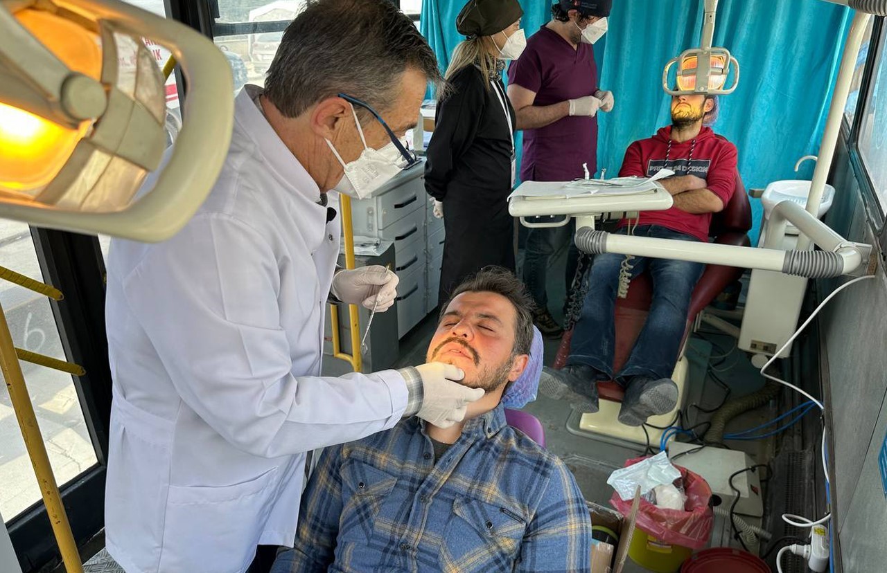 Mobil diş kliniği 3 bin 150 depremzedeye hizmet verdi