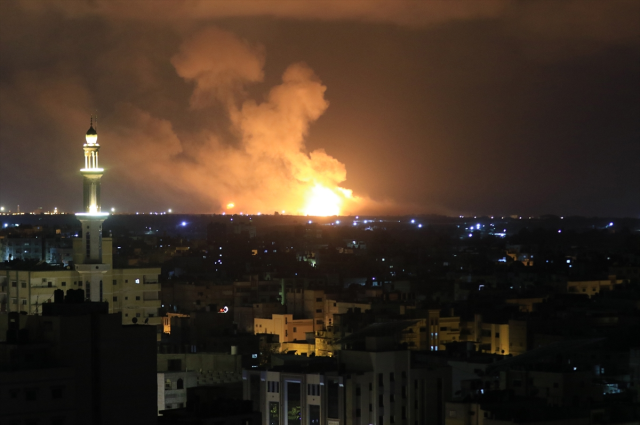 İsrail, Gazze saldırısında aralarında kadın ve çocukların da bulunduğu 12 kişiyi öldürdü
