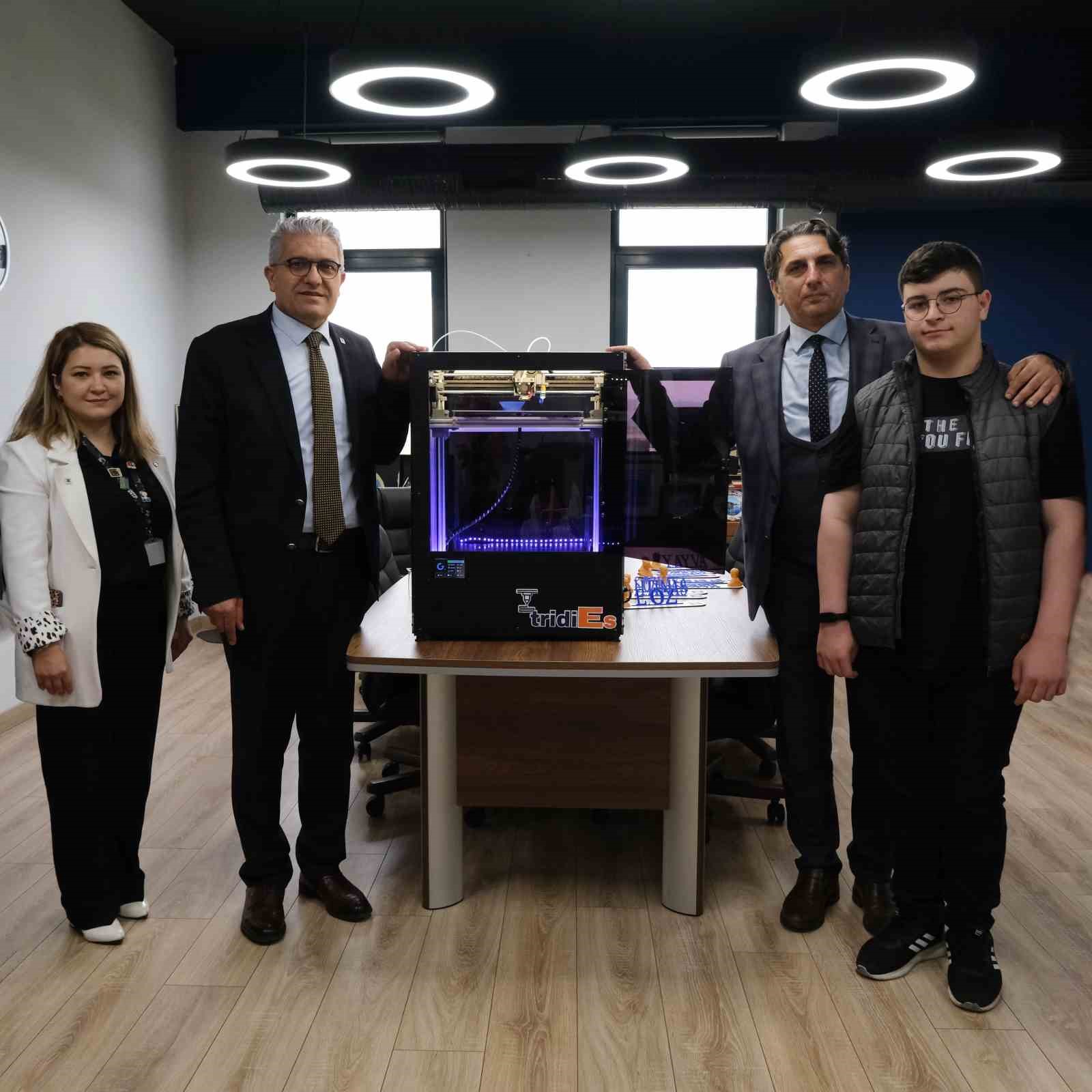 ROBOSB Teknoloji Takımı ürettiği 3D yazıcıyı Başkan Küpeli ve ekibine sundu