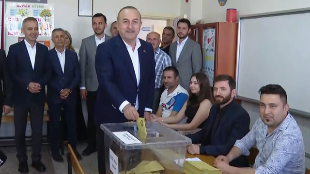 Oy kullanan Çavuşoğlu, pusuladan dert yandı: Katla katla bitmedi