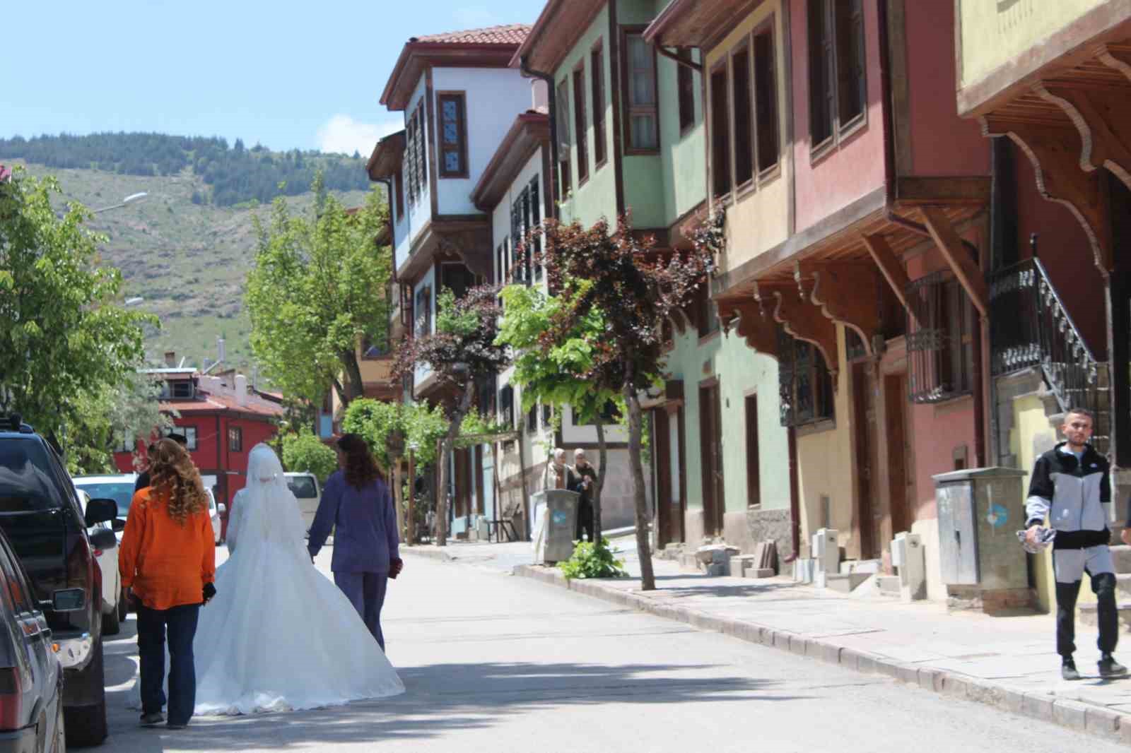 100 yıllık tarihe sahip rengarenk konakların olduğu sokakları gezenler geçmişe gidiyor