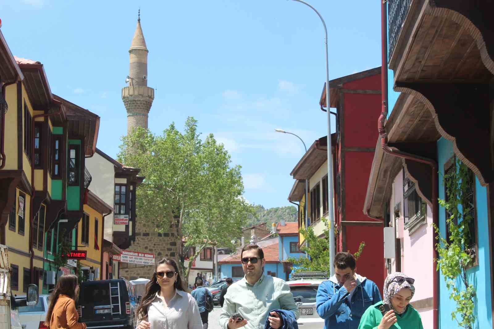 100 yıllık tarihe sahip rengarenk konakların olduğu sokakları gezenler geçmişe gidiyor