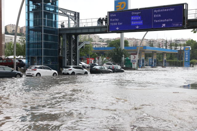 Ankara'da sokaklar denize döndü! Meteoroloji bugün için de vatandaşları uyardı