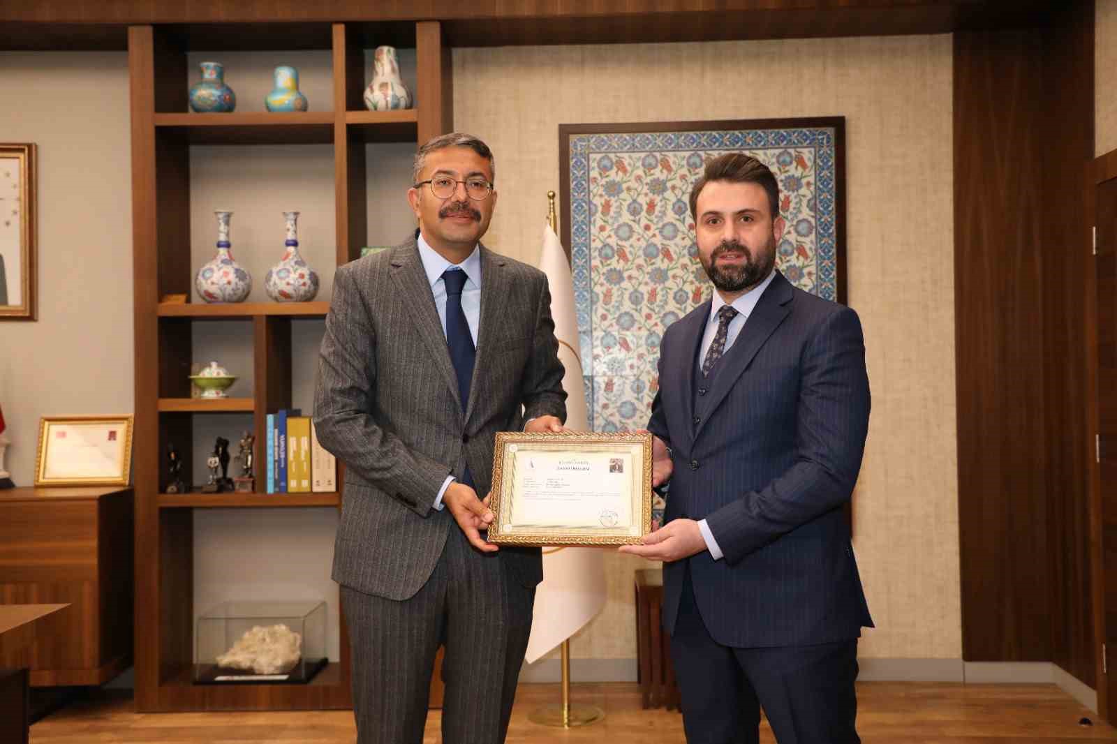 Belediye Başkan Yardımcıları Abdullah Damcı, Murat Arık ve Ertuğrul Cevahir’e başarı belgesi