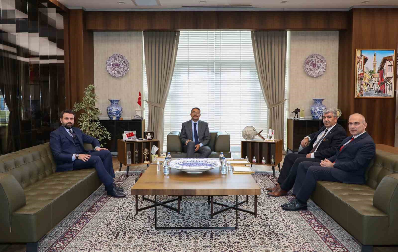 Belediye Başkan Yardımcıları Abdullah Damcı, Murat Arık ve Ertuğrul Cevahir’e başarı belgesi