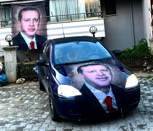 Maskeli kişiler Cumhurbaşkanı Erdoğan'ın posterini çaldı