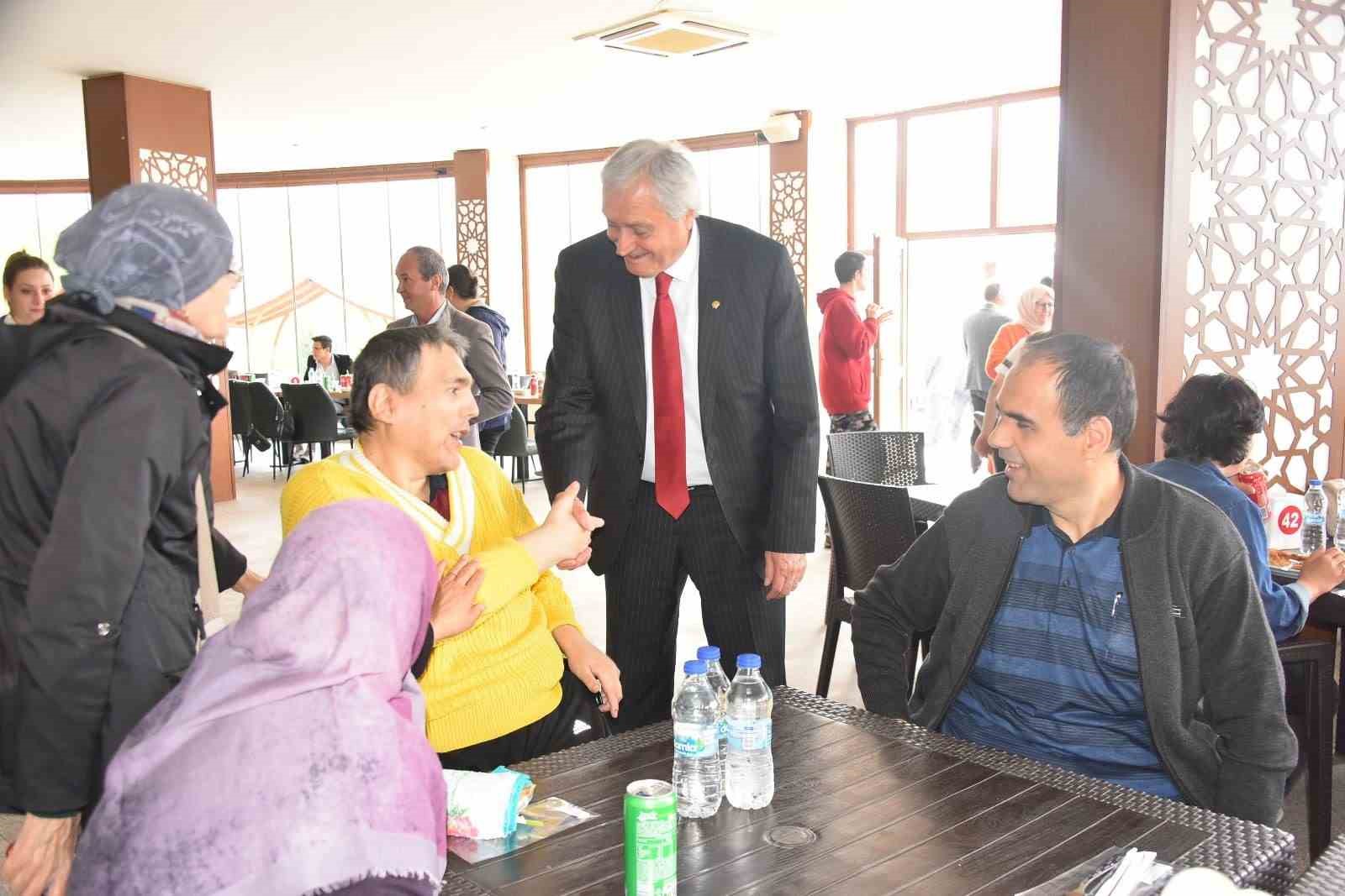 Başkan Bakkalcıoğlu Engelliler Derneği üyeleri ile bir araya geldi