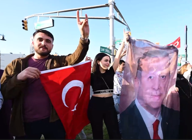 Erdoğan'ın seçim zaferi ABD'de coşkuyla kutlandı! Bayrak ve posterlerle sokaklara döküldüler
