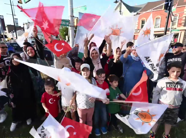 Erdoğan'ın seçim zaferi ABD'de coşkuyla kutlandı! Bayrak ve posterlerle sokaklara döküldüler