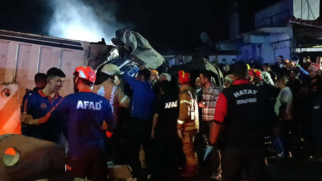 Hatay'da kamyonun kalabalığın arasına dalarak 6 kişinin ölümüne neden olduğu kazadan ilk görüntüler