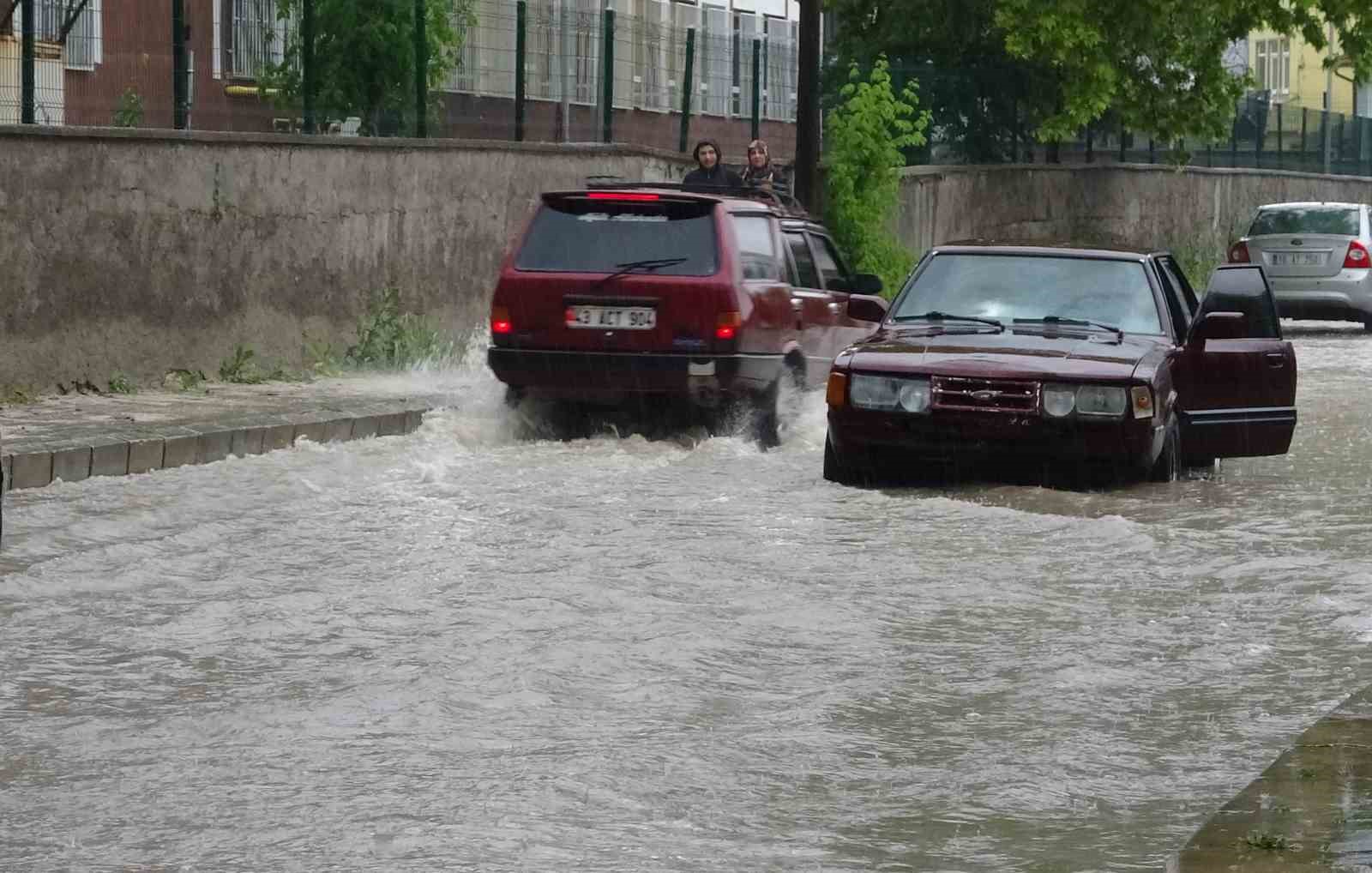 Kütahya’da şiddetli yağış hayatı felç etti: Ev ve iş yerleri sular altında kaldı