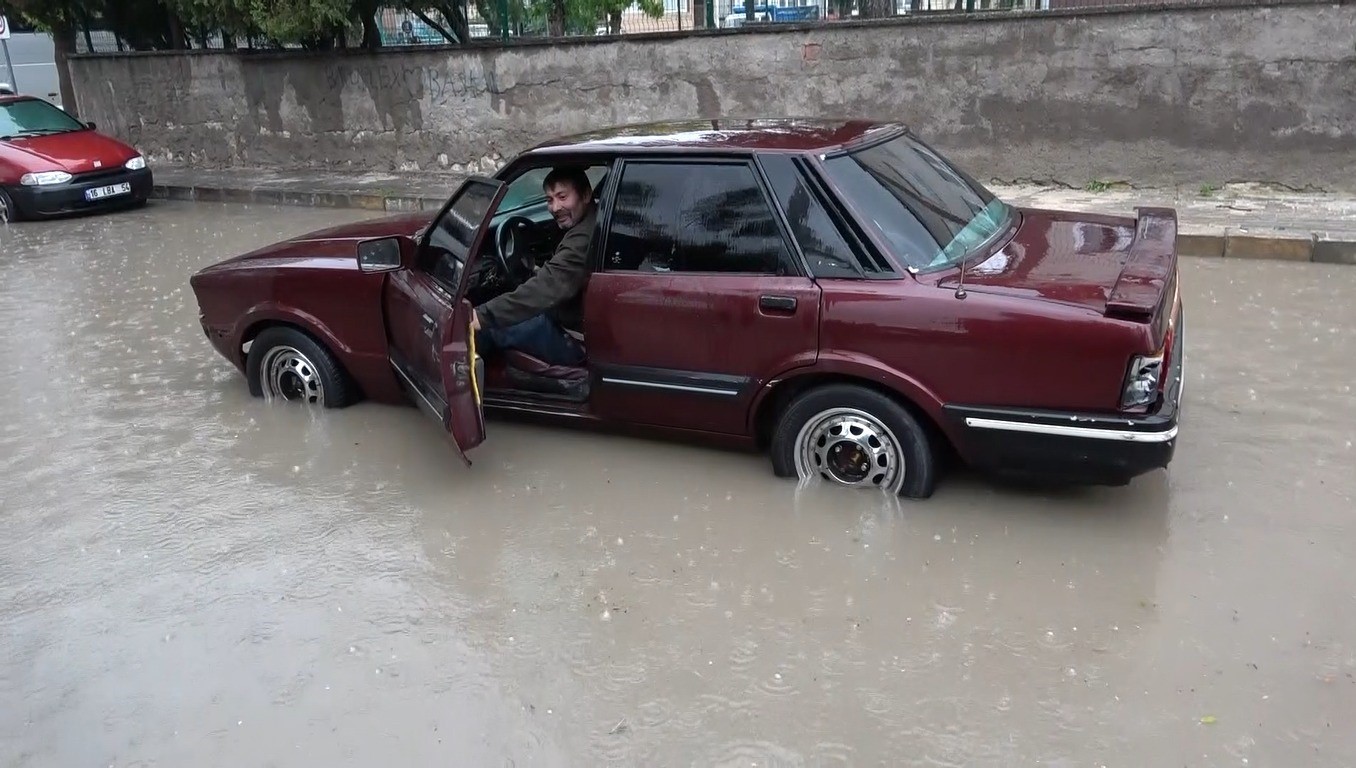 Kütahya’da şiddetli yağış hayatı felç etti: Ev ve iş yerleri sular altında kaldı