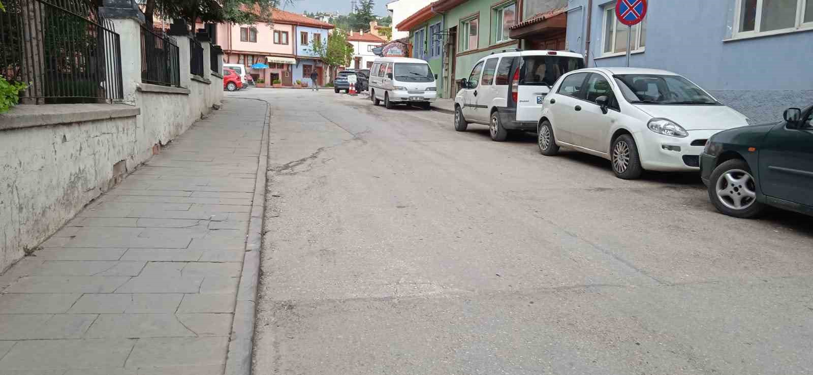 Yokuş aşağı inen sokakta sürati ve kazayı önlemek için kasis isteniyor