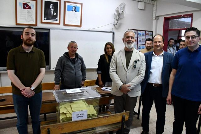 Siyasete yeniden dönen oyuncu Bahadır Yenişehirlioğlu, oy kullandı