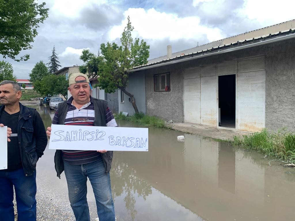 (ÖZEL) Bu dükkânları her yağmurda su basıyor