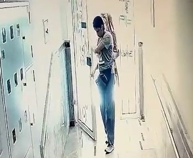 Apartman kapısını kartla açan kadın hırsızlar güvenlik kamerasına yakalandı