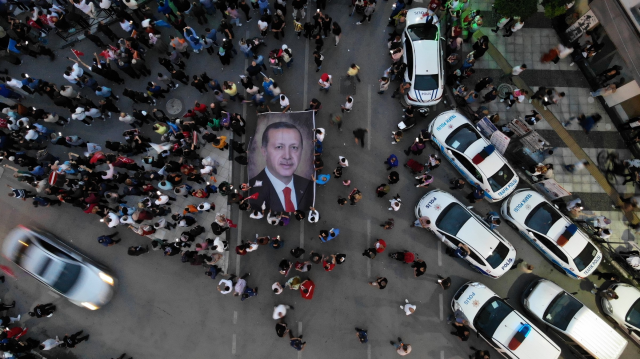 Erdoğan'ın seçim zaferini kutlayan vatandaşlar sokaklara akın etti! İşte yurdun dört bir yanından kareler