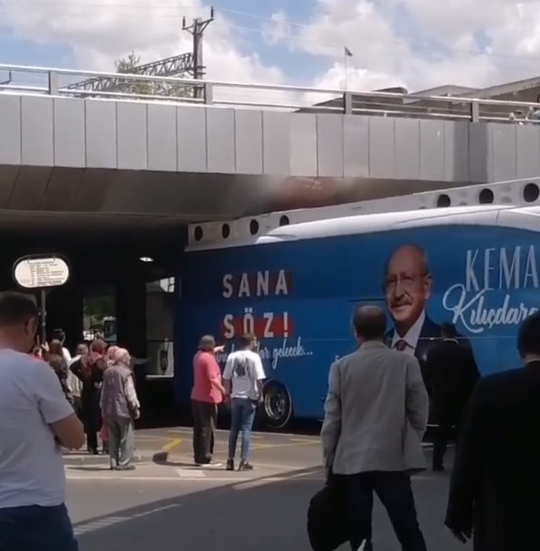 Ankara'da köprüye sıkışan CHP seçim otobüsü, lastiklerinin havası indirilerek kurtarıldı
