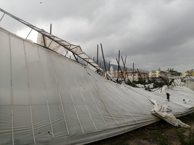 Mersin'de tırlar devrildi, çatılar ve seralar uçtu! Fırtına ve hortumun geliş anı kamerada