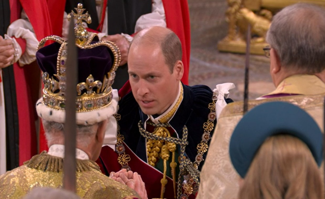 Kraliyet tacını giyen Kral III. Charles ve kraliçeden balkon konuşması! Büyük fotoğrafta dikkat çeken bir eksik vardı