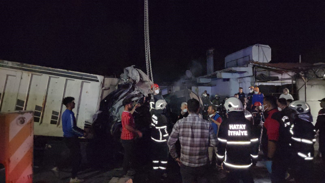 Son Dakika: Hatay'da kontrolden çıkan kamyon, asker uğurlayan kalabalığın arasına daldı: 6 ölü, 32 yaralı