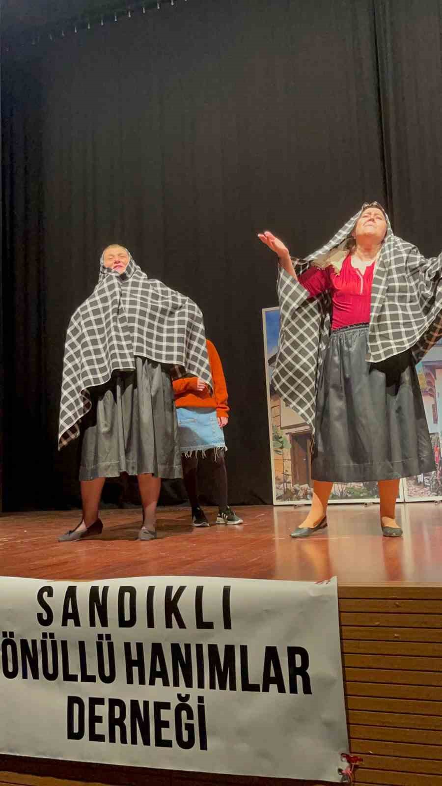 Kadınlar depremzedeler yararına tiyatro oyunu sergiledi