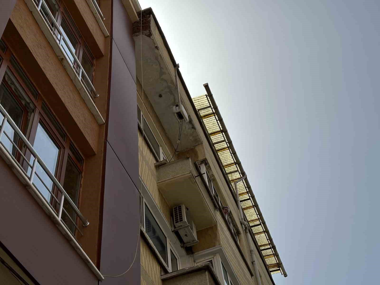 Binadan düşen beton parçaları vatandaşı tedirgin ediyor