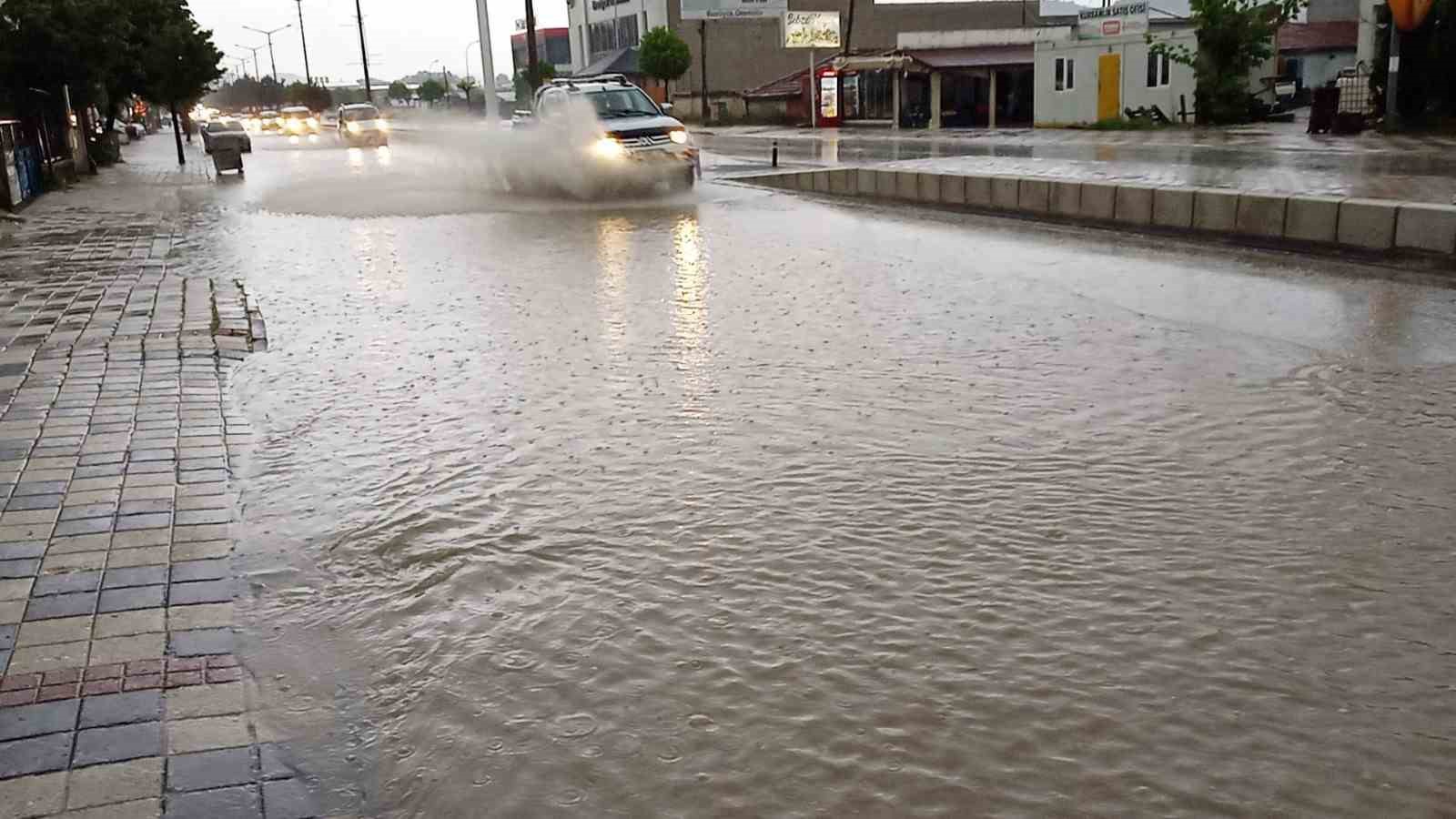 Bilecik’te aniden bastıran sağanak yağış Söğüt-İnhisar kara yolunu ikiye böldü