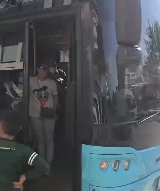 Antalya'da yolcularla tartışan otobüs şoförü aracı park edip işi bıraktı