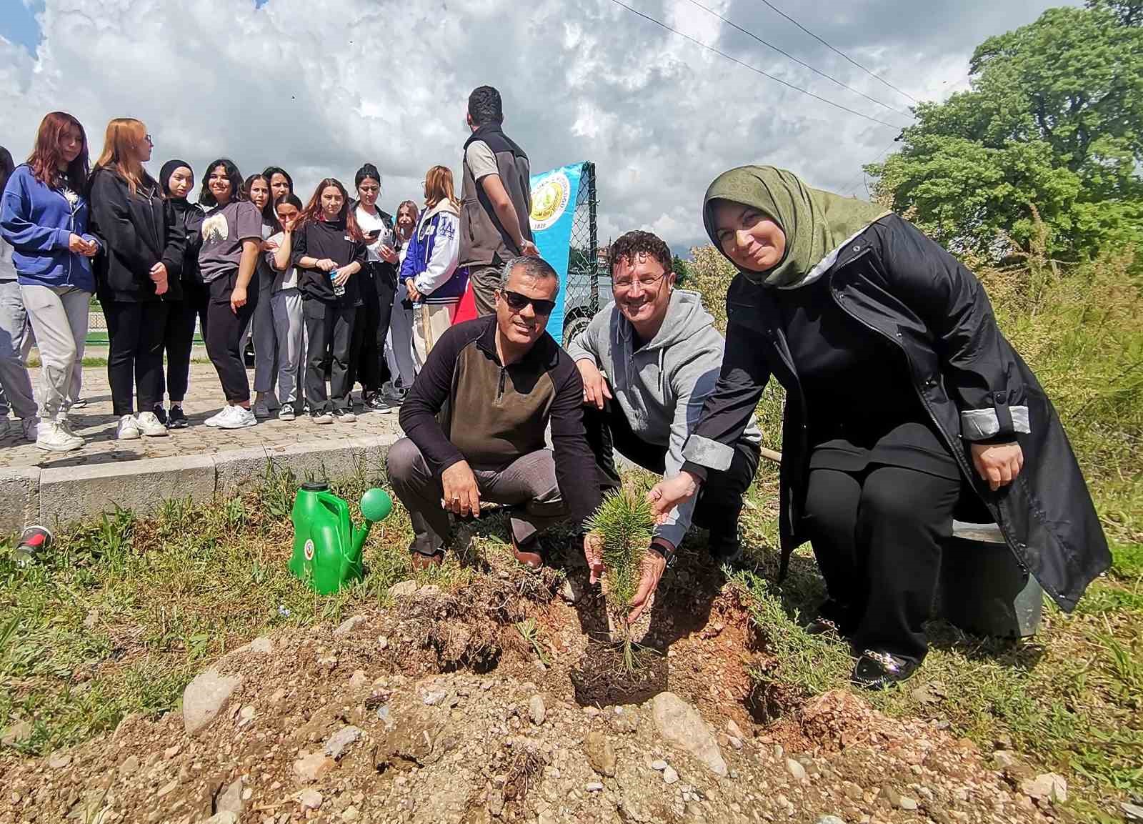 Gediz’de gençler 320 fidanı toprakla buluşturdu