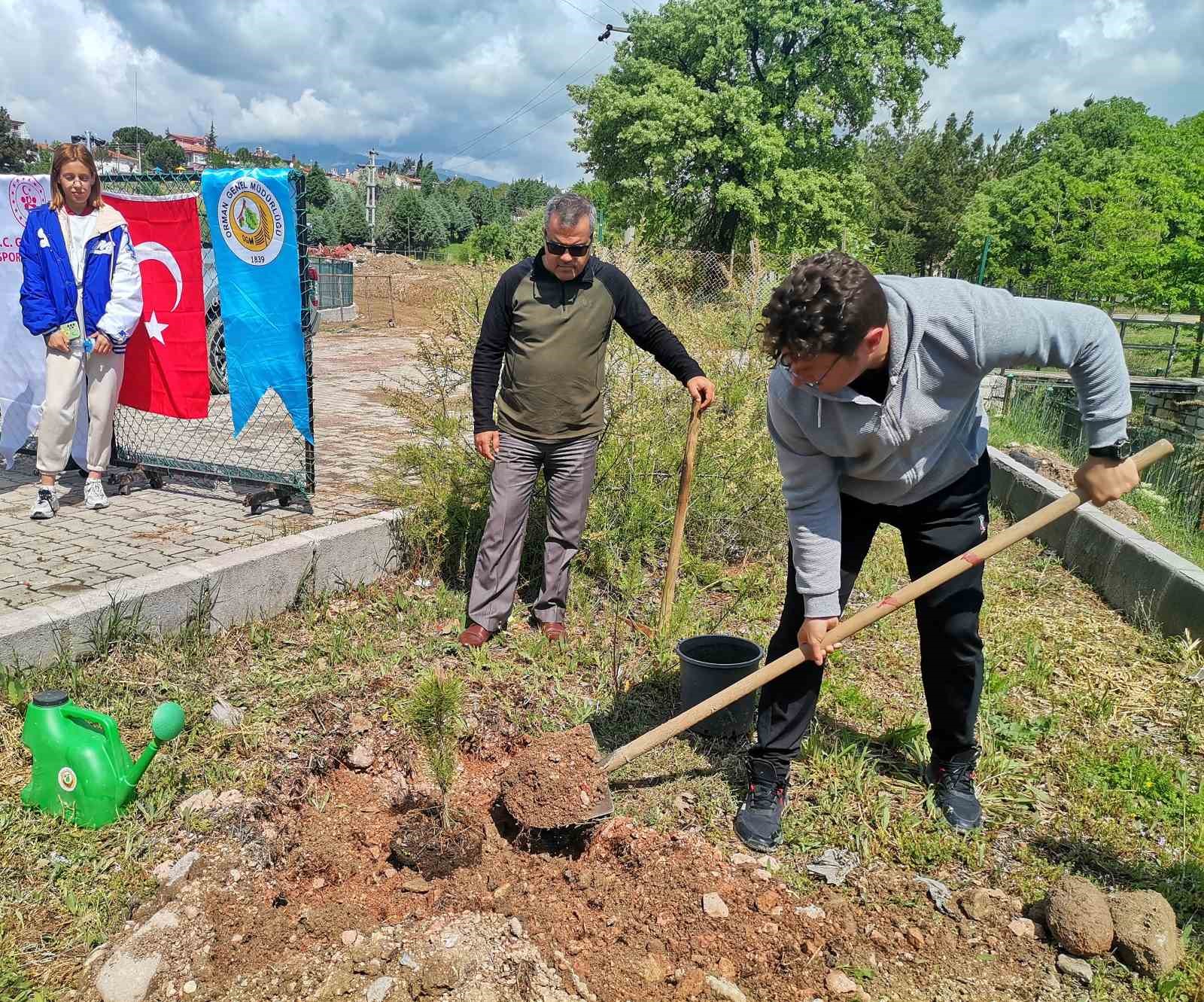 Gediz’de gençler 320 fidanı toprakla buluşturdu