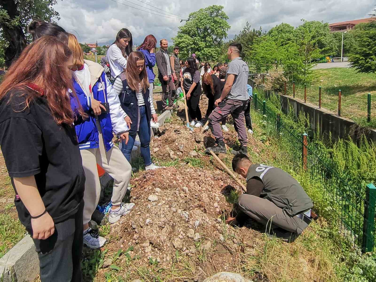 Gediz’de gençler 320 fidanı toprakla buluşturdu