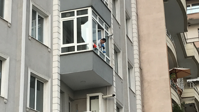 Kocaeli'de balkon camlarını temizlerken düşen kadın hayatını kaybetti! O anlar kamerada