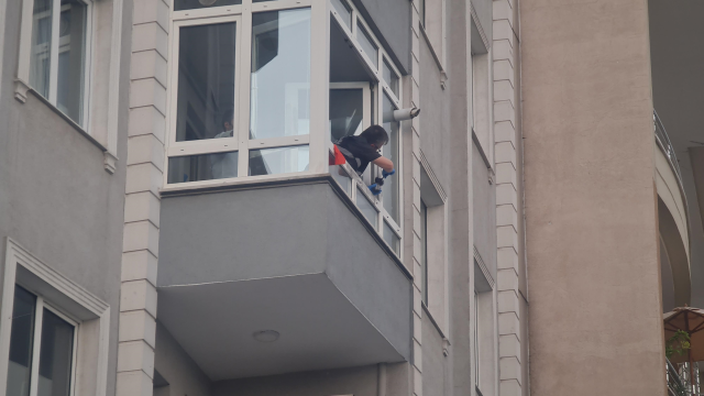 Kocaeli'de balkon camlarını temizlerken düşen kadın hayatını kaybetti! O anlar kamerada